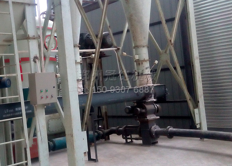 冠德磨粉機氣力連續噴射輸送入庫現場(chǎng) 冠德磨粉機氣力連續噴射輸送入庫現場(chǎng)